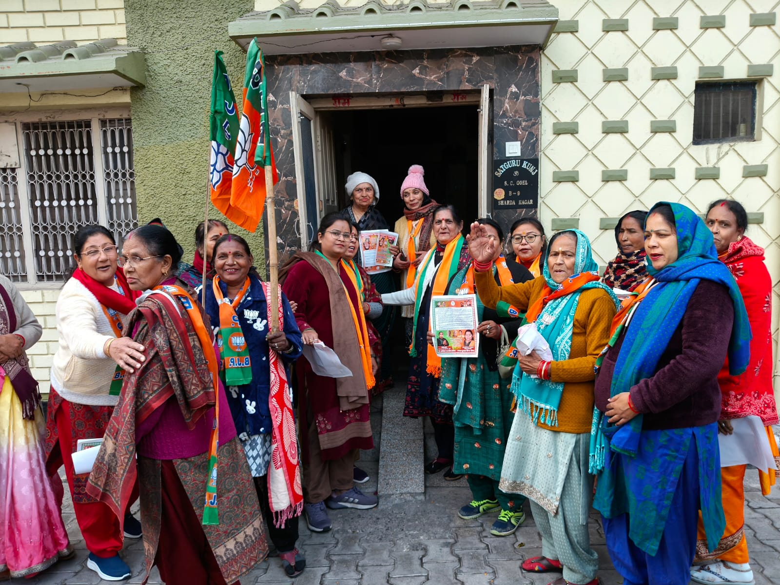 हरिद्वार:- वार्ड नंबर 21 शारदा नगर से पार्षद प्रत्याशी पिंकी चौधरी ने डोर टू डोर किया जनसंपर्क